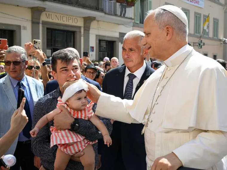 Papa Leone XIV tra i fedeli arrivati a Castel Gandolfo per l'Angelus di ieri, domenica 30 agosto 2026 / VATICAN MEDIA