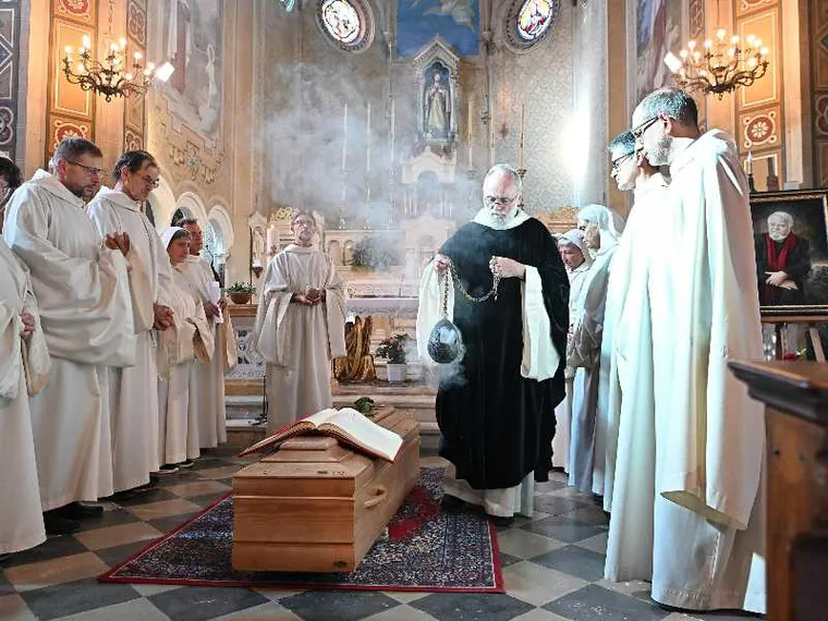 «Solo il Vangelo»: così l’ultimo saluto a Enzo Bianchi