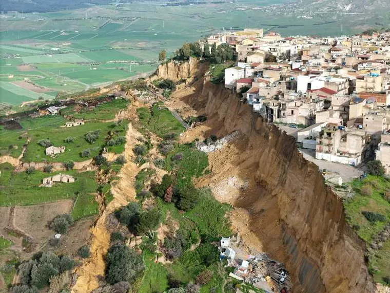 A Niscemi (Caltanissetta) il fronte della frana si allarga ancora / ANSA