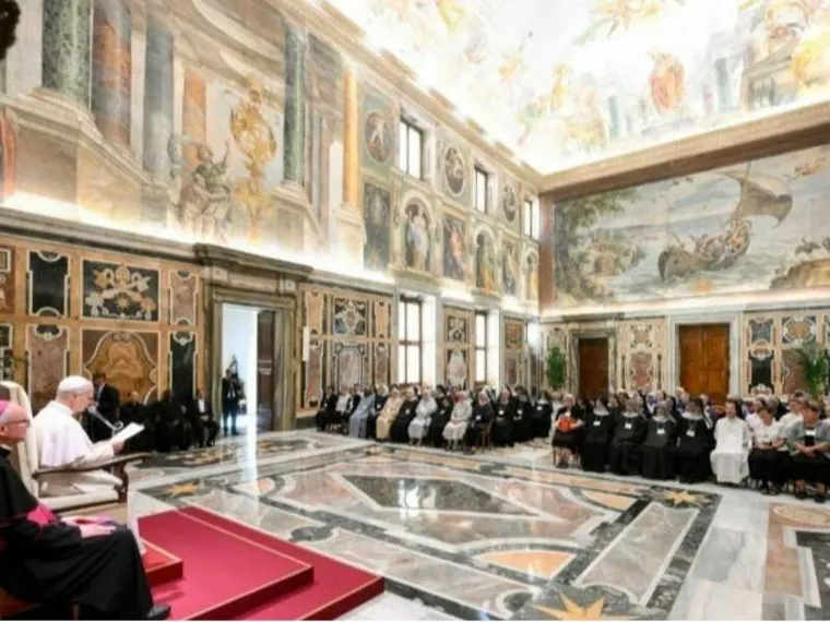 Il Papa: è un tempo assetato di vita autentica, bisogna vivere radicati in Cristo