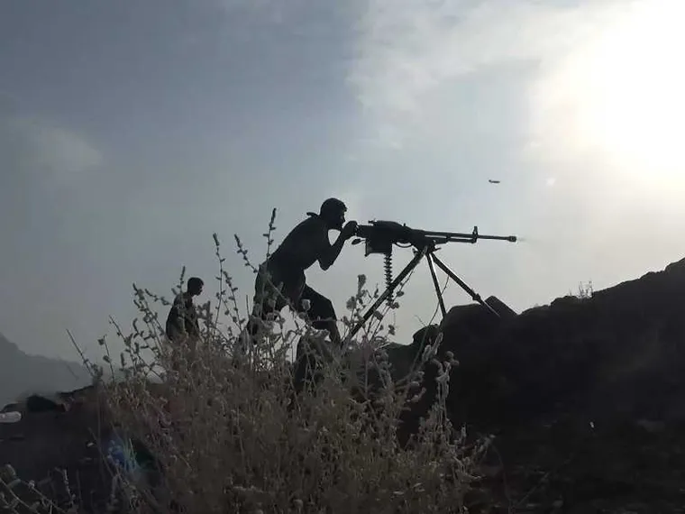 Combattenti Houthi impegnati in un'offensiva nei pressi della città portuale di Mokha, sulla costa occidentale dello Yemen