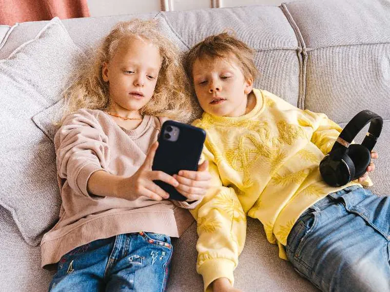 Al via la stretta Ue sui social: cosa è vietato e cosa si può fare tra i 13 e i 18 anni