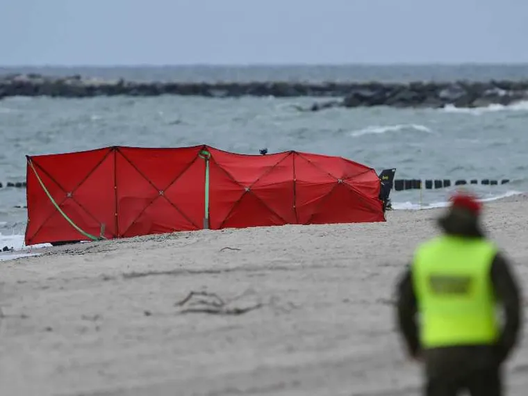 Un drone militare ritrovato sulla spiaggia di Rusinowo, in Polonia, il 14 settembre