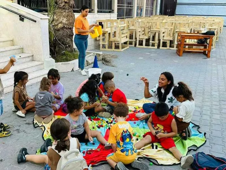 Bambini della parrocchia della Sacra famiglia a Gaza giocano sul sagrato della chiesa