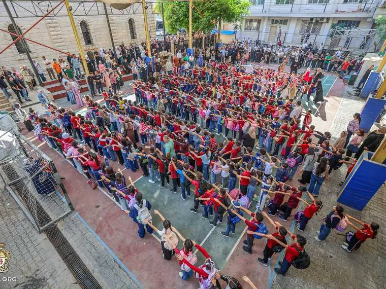 Bambini della parrocchia della Sacra famiglia a Gaza giocano sul sagrato della chiesa