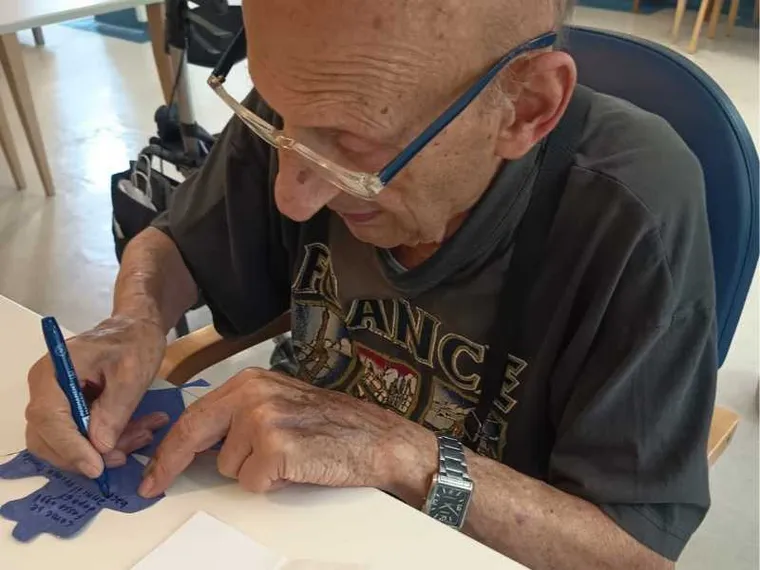 Il primo bacio, un viaggio, la Tosca, il figlio che nasce: tutte le emozioni oltre l’Alzheimer