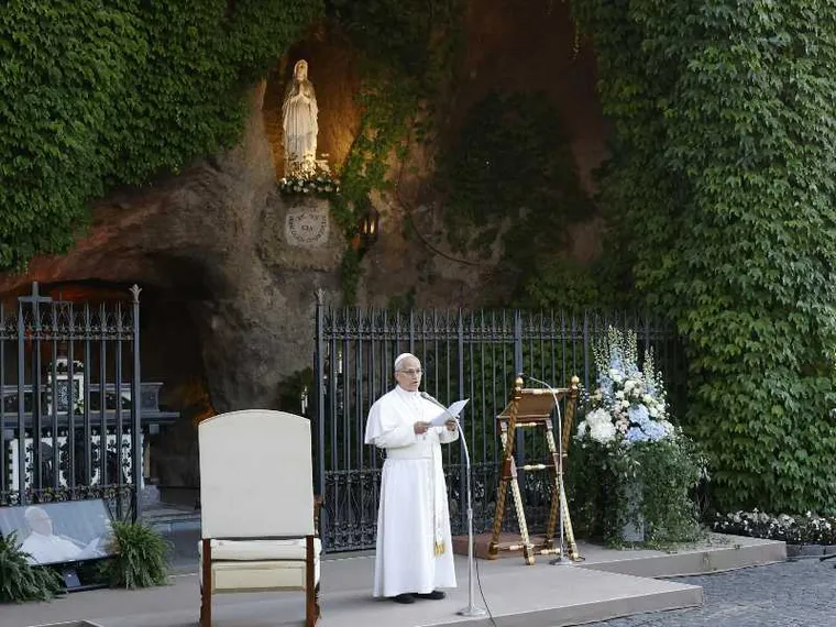 Papa, l'1 ottobre il Rosario per la pace con i bambini