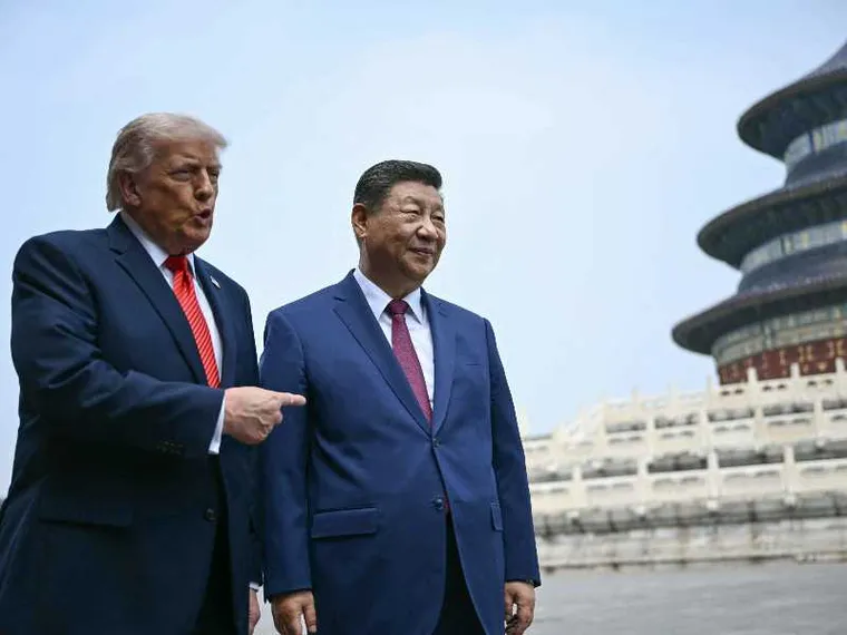 Il presidente degli Stati Uniti Donald Trump viene accolto dal presidente cinese Xi Jinping nella Grande Sala del Popolo a Pechino lo scorso 14 maggio 2026