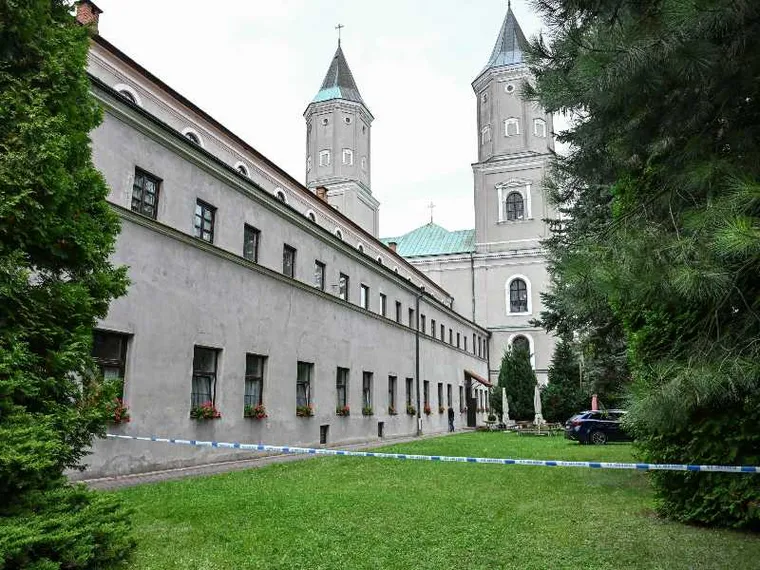 Un prete è stato ucciso in un'abbazia, quattro persone sono state ferite: la Polonia è sotto choc