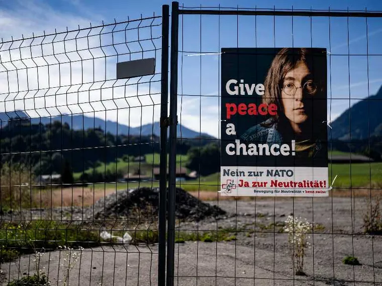 Una rete metallica, manifesto con foto di Lennon