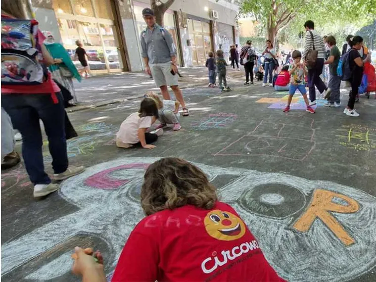 La “rivoluzione” delle strade scolastiche protegge i bambini e migliora le città