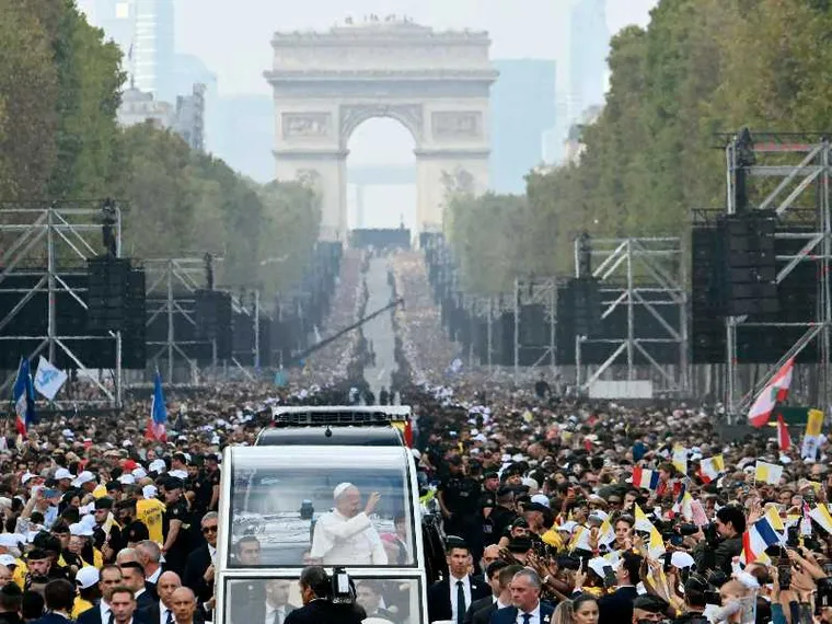 La folla impressionante di francesi sugli Champs-Élysées per la Messa del Papa