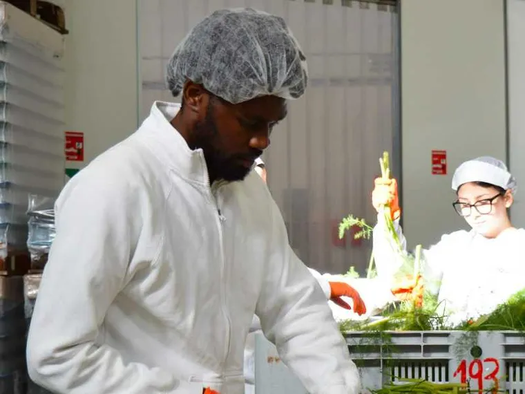 Il riscatto di Okech, dalla discarica di Nairobi a Palermo: «Mangiavo rifiuti, ora sogno un cibo "giusto"»