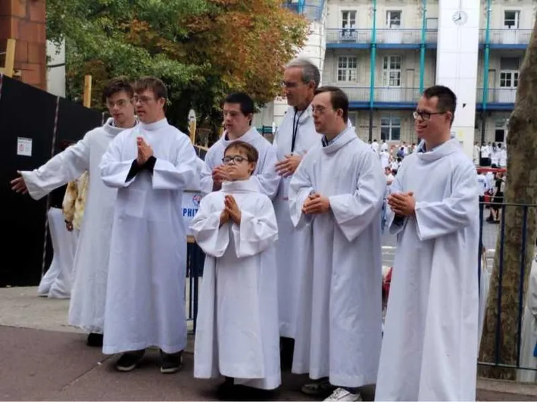 Théophile e gli altri, i sei giovani con sindrome di Down chierichetti alla Messa del Papa