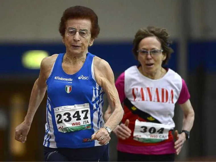 Un esempio straordinario di vitalità è Emma Mazzenga, la leggenda dell’atletica master che a 93 anni corre ancora come una ragazzina
