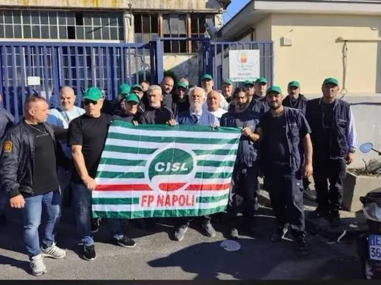 A Napoli adesso «scioperano» anche i cimiteri