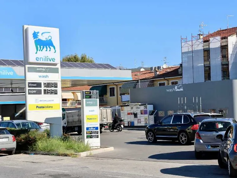 Code ai distributori, ma non tutti sono contenti della benzina con lo sconto