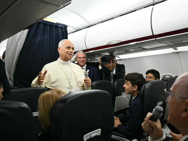 Leone XIV sull'aereo papale: «Non sono un politico, ma la Chiesa
ha il dovere di parlare»