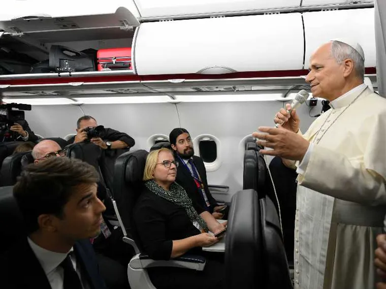 Papa Leone XIV in dialogo con i giornalisti sul volo di ritorno dalla Francia verso Roma / VATICAN MEDIA