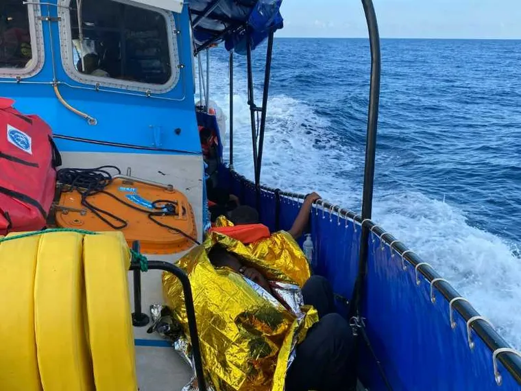 Nuovo naufragio nel Mediterraneo: soccorso un gommone con due corpi senza vita. Uno è di un bambino