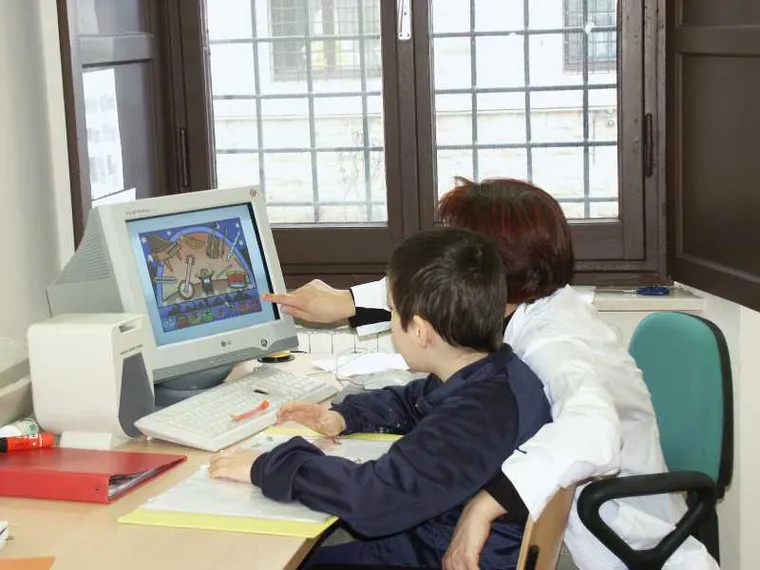 Uno studente disabile aiutato a stare in classe