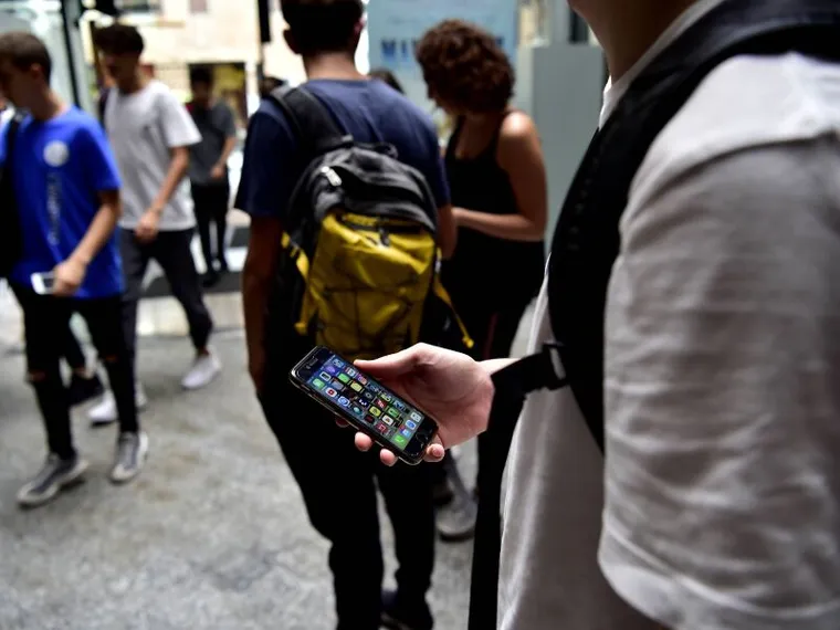 Uno studente col suo smartphone