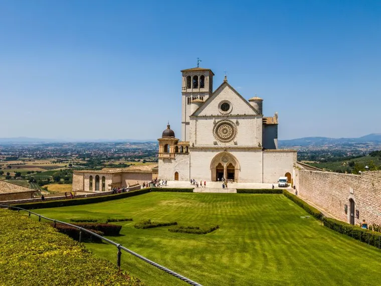 Per gli 800 anni dalla morte di san Francesco il mondo oggi è riunito ad Assisi
