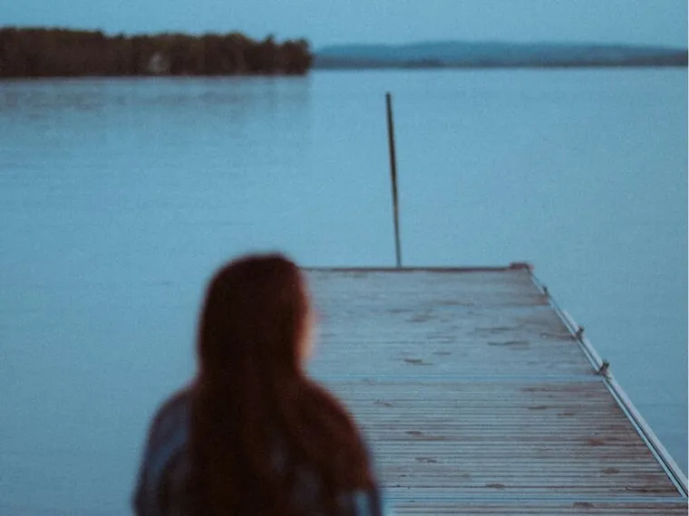 Una ragazza sola sul lago