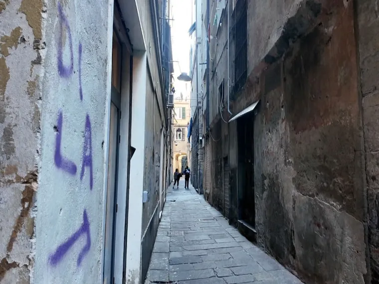 Nei Caruggi di Genova, tra degrado e volontariato