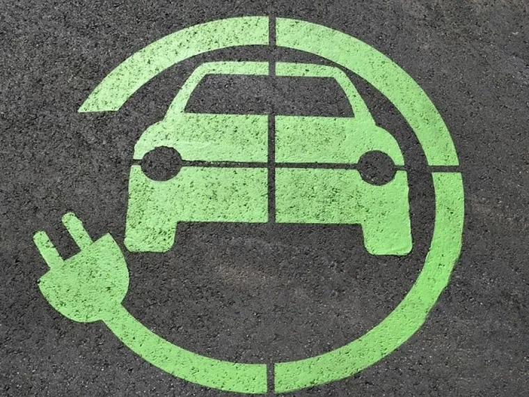 La battaglia dei 25 mila euro: l’auto elettrica lima i prezzi per esistere