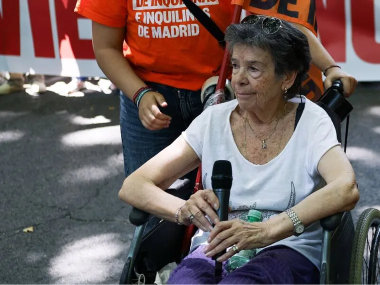 Una signora anziana in carrozzina