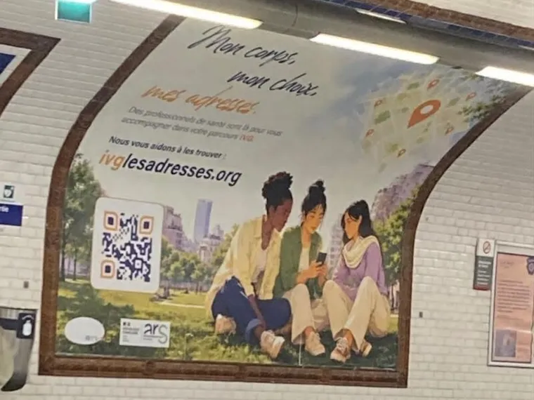 Per abortire basta un clic. La campagna choc nel metrò di Parigi