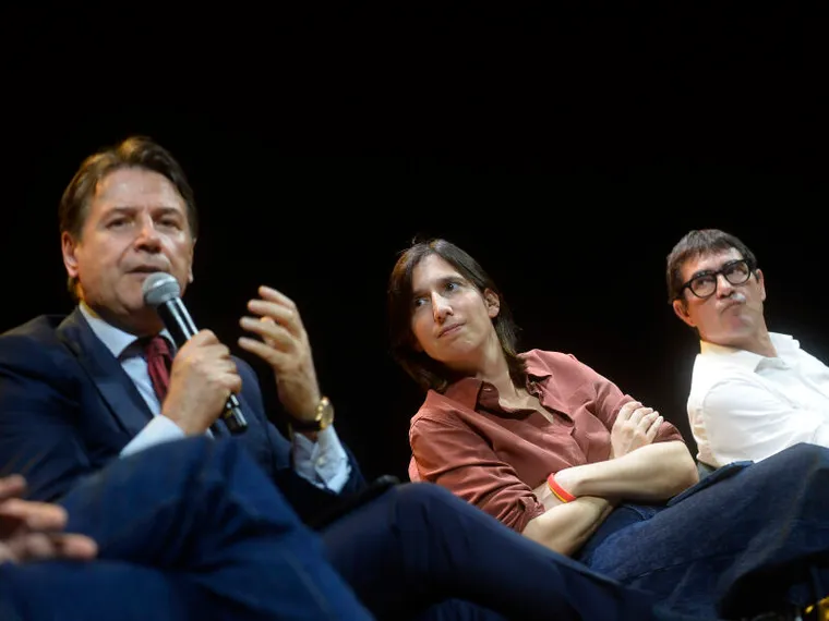 Giuseppe Conte (M5s) parla al convegno del Manifesto mentre lo ascoltano Elly Schlein (Pd) e Nicola Fratoianni (Avs)