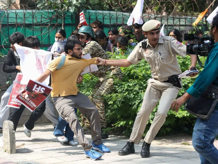 Così New Delhi soffoca la protesta degli "scarafaggi": fermati migliaia di giovani