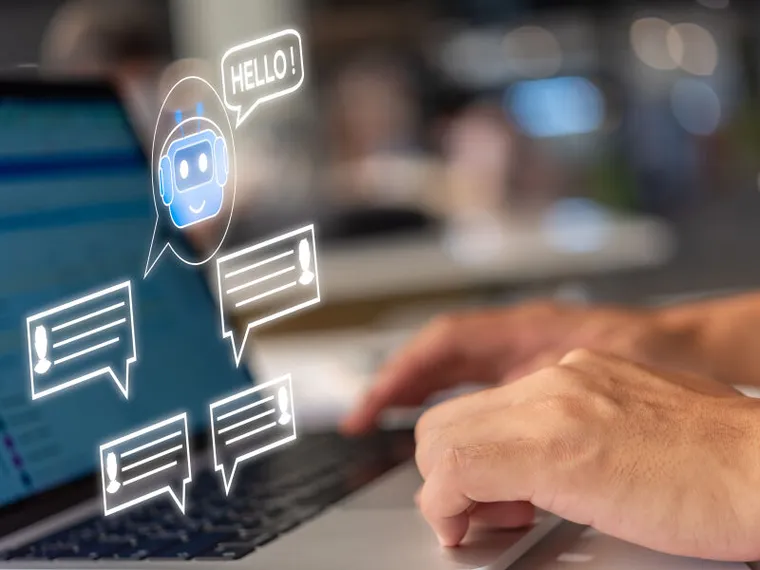 Perché con i chatbot rischiamo di ripetere gli errori fatti con i social?