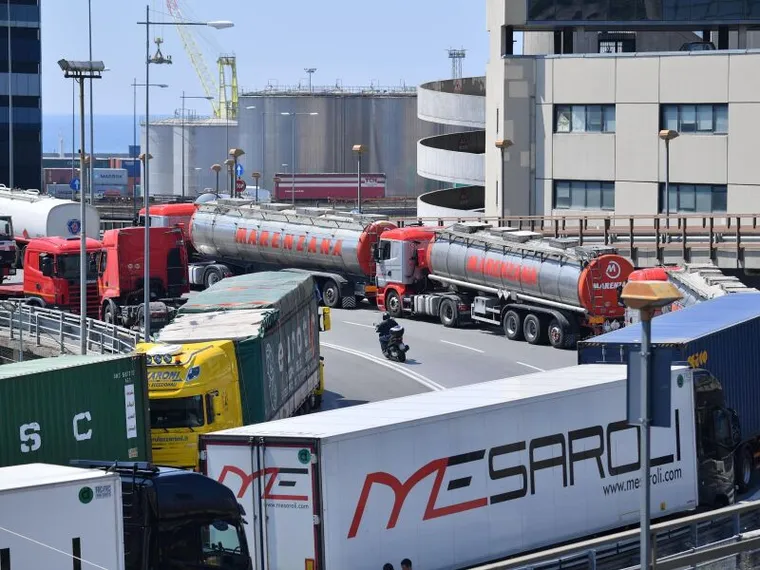 L'emergenza carburanti ha scatenato la protesta degli autotrasportatori: cosa sta succedendo