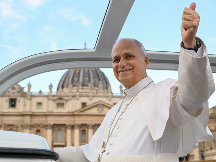 I medici: dopo l'operazione, il Papa non ha bisogno di altre terapie. «Era un tumore ma localizzato»