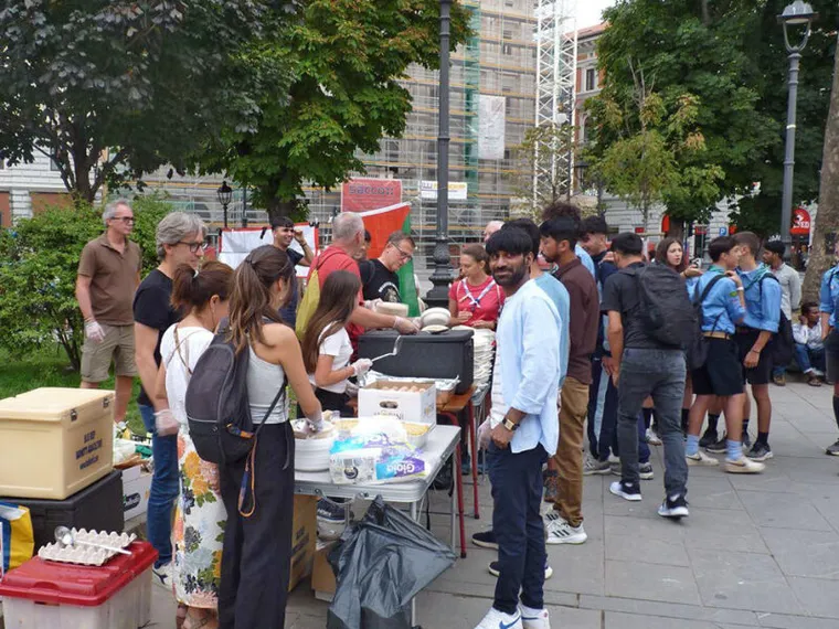 La distribuzione di pasti ai migranti in piazza a Trieste
