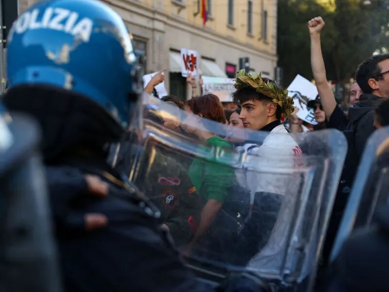 Milano, Gotham City e le vetrine infrante