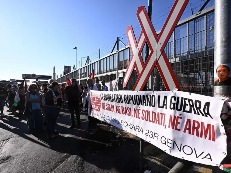 Porti chiusi alle navi che trasportano armi: la protesta sbarca in Italia e altri 21 Paesi