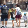 Una famiglia in giro per la città