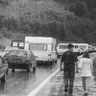 Una foto del 1996 scattata al confine tra Italia e Austria. Una coppia passeggia lungo la strada, bloccata da file interminabili di auto