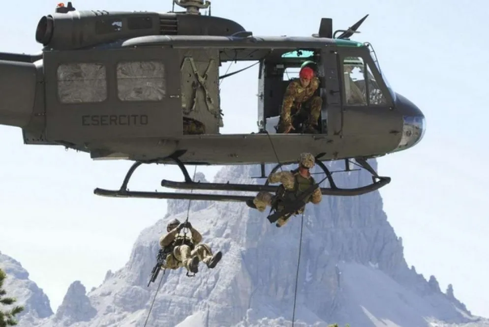 Dolomiti. Esercitazione 5 Torri. Alpini impegnati in una dimostrazione di elisbarco in ambiente montano
