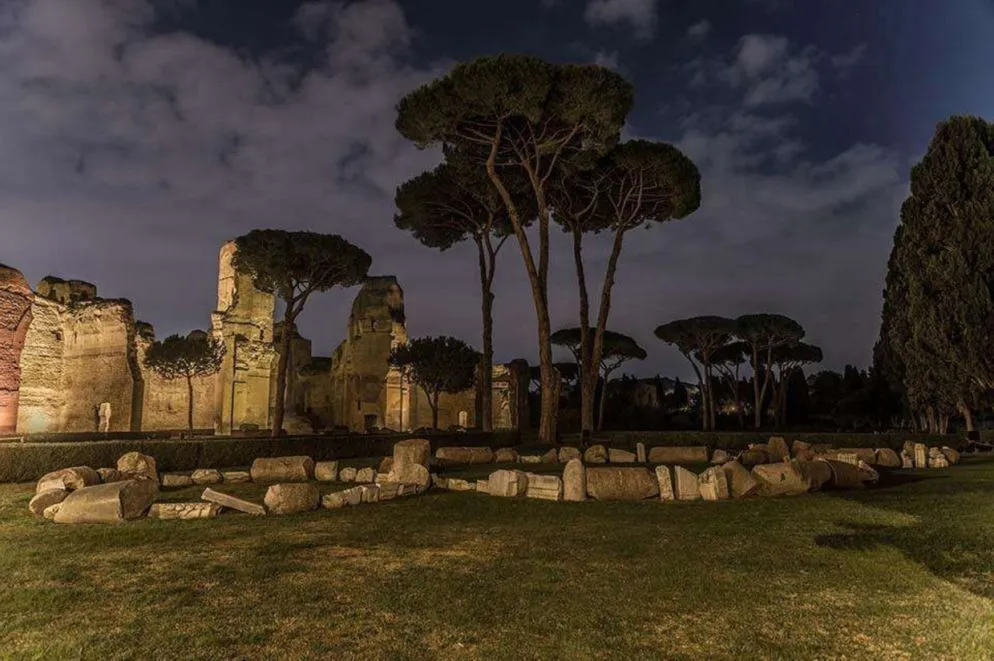 Gruppi di massimo 25 partecipanti potranno ammirare le monumentali vestigia illuminate nella notte e scendere nei sotterranei, dedalo di gallerie e cuore pulsante dell'intero edificio dove erano installati i servizi che alimentavano le terme in superficie.