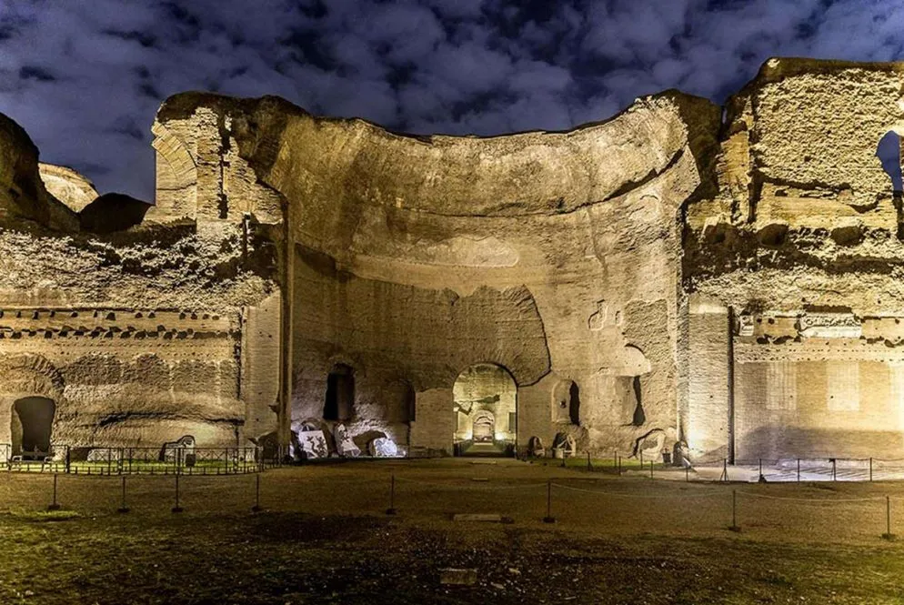 Nelle giornate lunghe di agosto e dell'inizio di settembre per i primi turni di visita si potranno ammirare le Terme costruite dagli imperatori Severi nella luce dorata del tramonto.