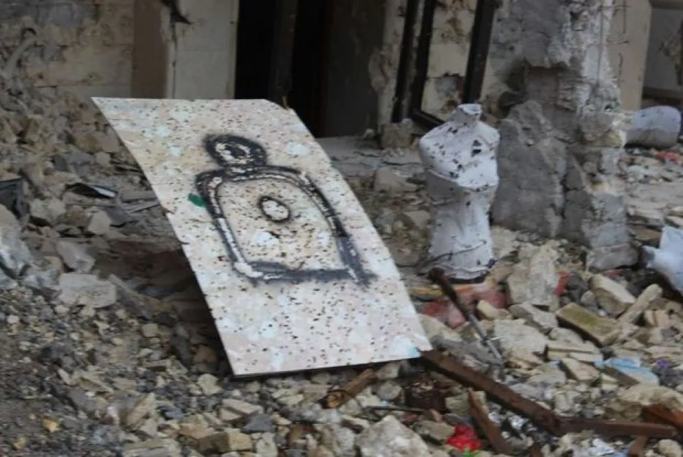 Il bersaglio di un poligono di tiro nel chiostro della cattedrale dell'Immacolata concezione a Qaraqosh