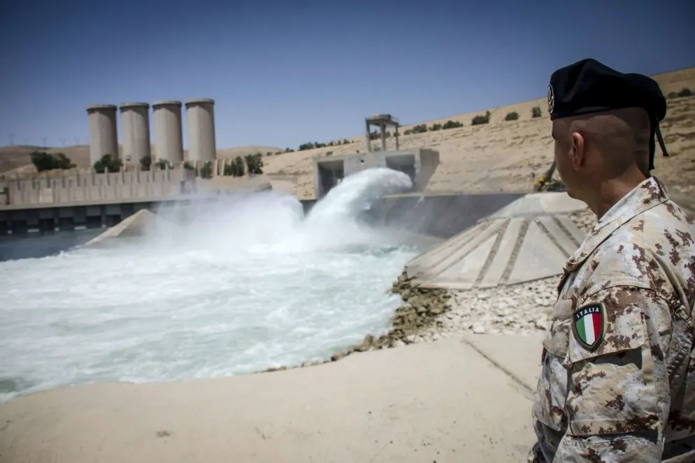 Iraq. Task Force Praesidium – Operazione Prima Parthica. Un militare italiano osserva la diga di Mosul alla cui manutenzione lavora la ditta Trevi