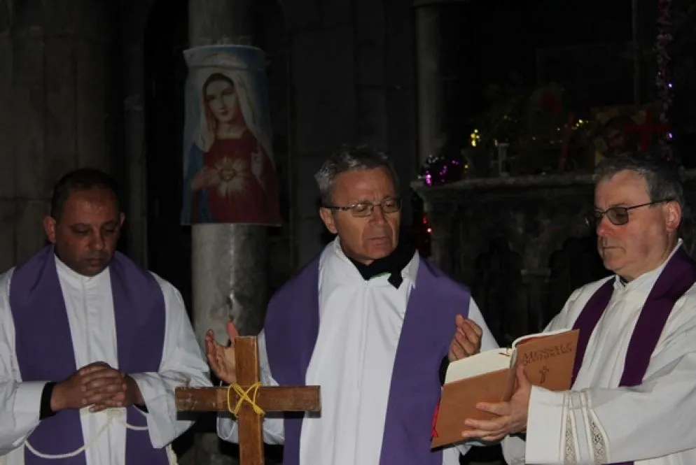 Monsignor Francesco Cavina, vescovo di Carpi, celebra l'Eucaristia nella cattedrale dell'Immacolara concezione a Qaraqosh