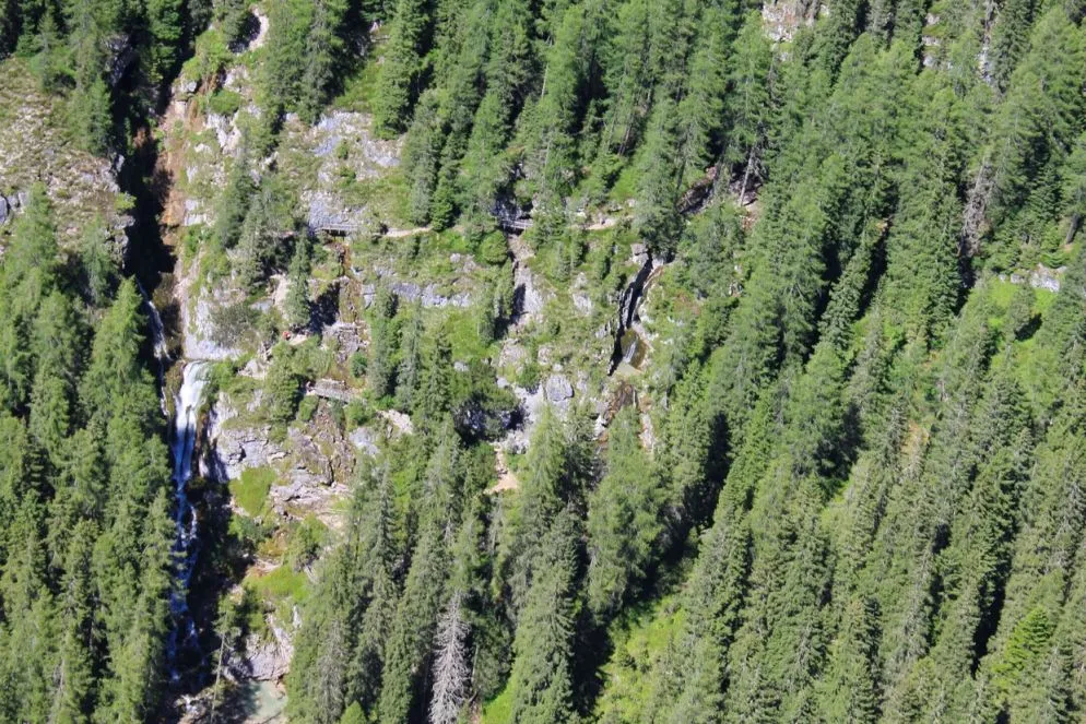 Le cascate Alte di Vallesinella (acqua delle Dolomiti di Brenta).