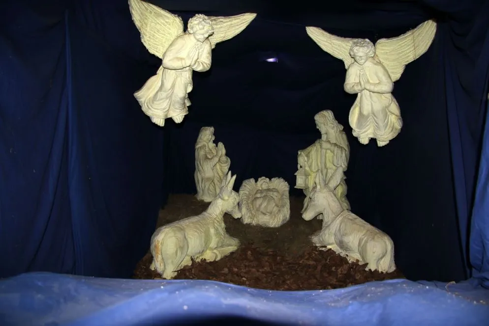 “E’ nato il Redentore” di Stefano Panizza. Presepe realizzato a mano su pannelli di poliestere sovrapposti e incollati.
